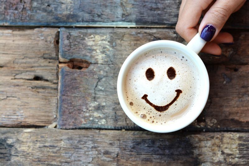 Kaffeetasse mit Smiley im Schaum